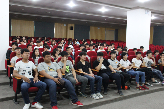河南经贸职业技术学院信息管理系学生认真听讲座